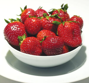 A bowlk of fresh strawberries